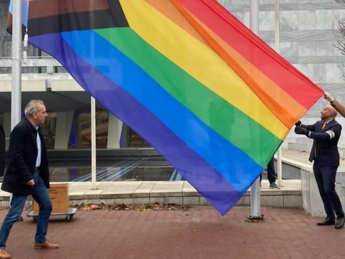 Ahmed Marcouch besluit regenboogvlag in Arnhem permanent te laten hangen