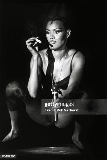 Grace Jones op het podium in Club Eye in Rotterdam, krachtig en stijlvol in de spotlights tijdens een optreden in danceclub Eye 1994